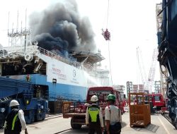 Kebakaran Melanda Galangan Kapal PT ASL Shipyard Batam, Kobaran Api dan Asap Tebal Terekam Video Viral