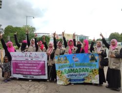 Khadijatee Dan Akhwat Bergerak Indonesia Bagikan 100 Nasi Kotak ke Rider Perempuan di Lampu Merah Panbil Batam