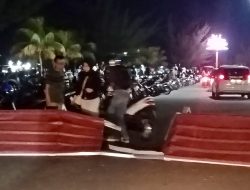 Kondisi Gelap Gulita di Pos Satpol Taman Gurindam 12, Dua Pengendara Motor Hantam Pembatas Jalan hingga Nyungsep