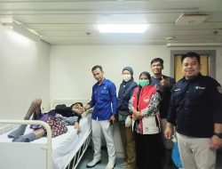 Dedek Wahyudi Ketua Yayasan Sosial Solidaritas Batam  Memberikan Apresiasi KSOP Bintang 99 Batu Ampar