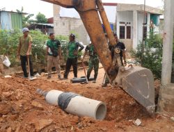 Hari Libur Tak Jadi Alasan, Satgas TMMD 130 dan Warga Kebut Pemasangan Gorong-Gorong di Mangsang Maju