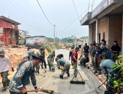 Dikejar Terik Matahari, Satgas TMMD 130 Terus Kejar Pengecoran Jalan di Mangsang Maju
