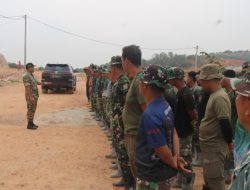 Warga Mangsang Tak Mau Kendor, Dandim 0316/Batam Kobarkan Semangat Gotong Royong di TMMD 130