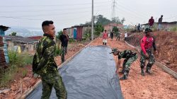 Bukan Sekadar Papan Pembatas, Mal Menjadi Penentu Bentuk dan Kerapian Jalan TMMD ke-130 di Mangsang Maju