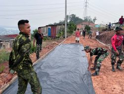 Bukan Sekadar Papan Pembatas, Mal Menjadi Penentu Bentuk dan Kerapian Jalan TMMD ke-130 di Mangsang Maju