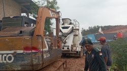 Beko Jadi Penyelamat Pengecoran TMMD ke-130, Mobil Molen Terjebak Lumpur Tak Dibiarkan Menghentikan Pekerjaan